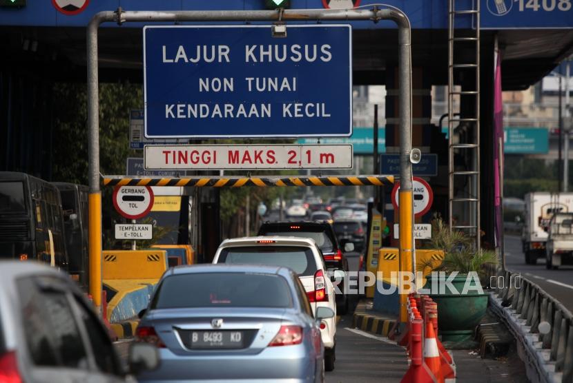 Sejumlah kendaraan melintas saat masuk Gerbang Tol Slipi 2 di Jakarta, Selasa (31/7).