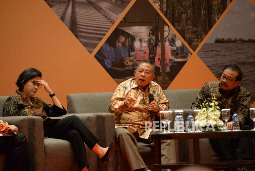 Menkeu Sri Mulyani bersama Menko Perekonomian Darmin Nasution dan Gubernur Jawa Timur Soekarwo menjadi narasumber dalam diskusi pada acara outlook perekonomian Indonesia 2019 di Jakarta, Selasa (8/1).