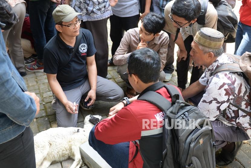 Pelatihan Penyembelihan Hewan Qurban. Anggota Juru Sembelih Halal Indonesia (Juleha) menjelaskan cara menyembelih hewan qurban di Masjid Kampus UGM, Yogyakarta, Kamis (18/7/2019).