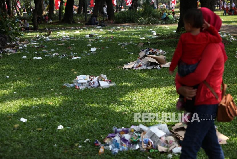 Sejumlah warga berdesakan untuk mengambil sembako gratis saat acara Untukmu Indonesia di kawasan Monas, Jakarta, Sabtu (28/4). 