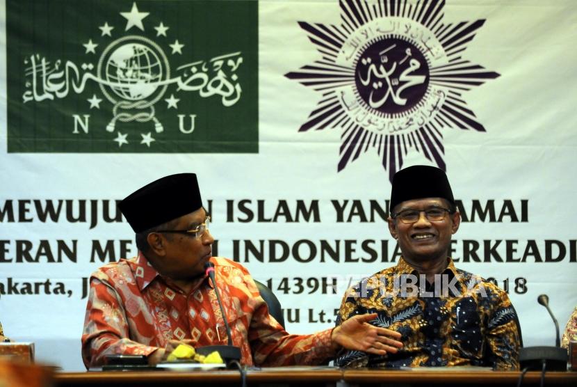 Ketua Umum PBNU Said Aqil Siroj dan Ketua Umum PP Muhammadiyah Haedar Nashir (dari kiri) memaparkan pendapat saat konferensi pers usai melakukan silahturahim di Gedung PBNU, Jakarta, Jumat (23/2).