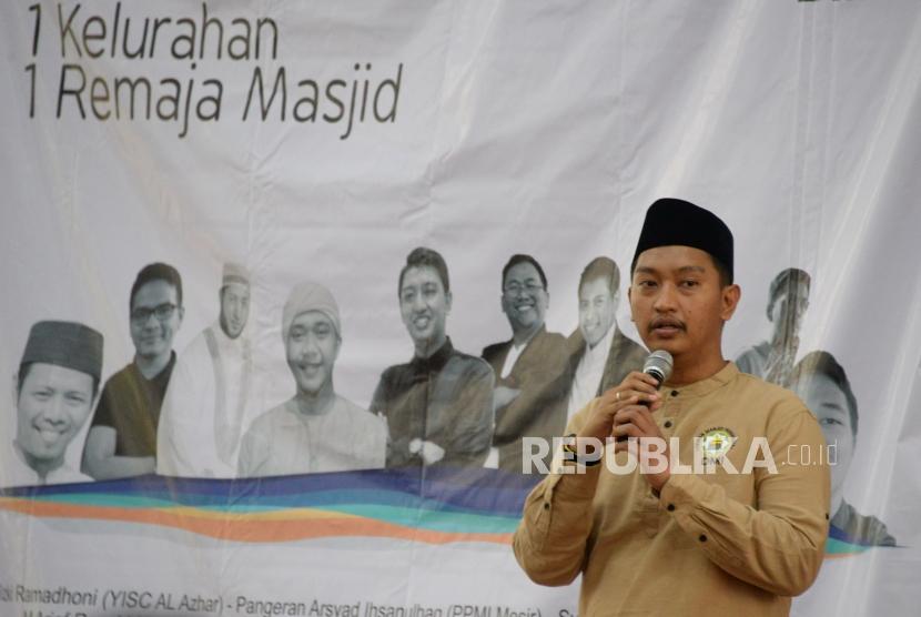 Plt Sekjen PP Dewan Masjid Indonesai (DMI) Arief Rosyid memberikan sambutan pada acara soft-launching 1 Keluarahan 1 Remaja Masjid di Masjid Sunda Kelapa, Jakarta, Ahad (17/3).