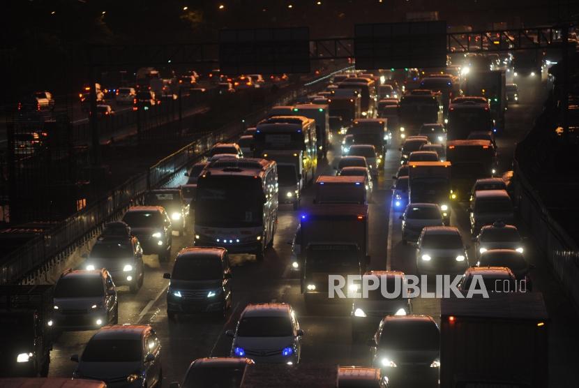 Kemacetan di jalan tol Jakarta-Cikampek kawasan Cikunir, Bekasi, Jawa Barat. Ketua FDTJ Adrianus mengkritik rencana pembangunan Tol JORR elevated Cikunir-Ulujami.