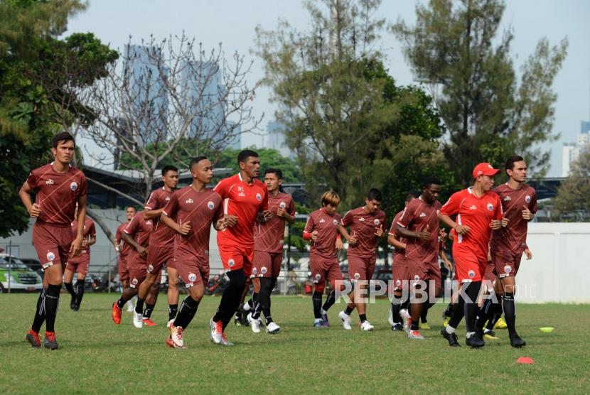 Sejumlah pesepakbola Persija Jakarta saat sesi latihan di Lapangan ABC Gelora Bung Karno, Senayan, Jakarta, Sabtu (8/12).