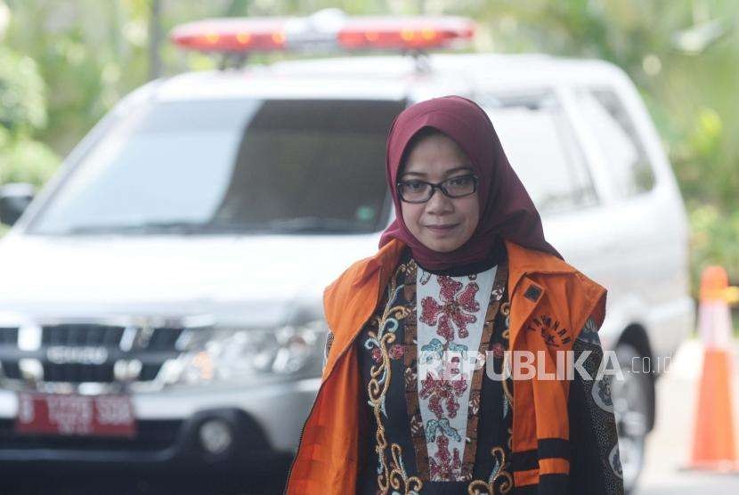 Mantan Wakil Ketua Komisi VII DPR Eni Maulani Saragih tiba untuk menjalani pemeriksaan di gedung KPK, Jakarta, Rabu (12/9).