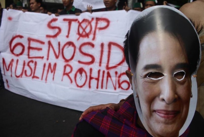 Anggota Himpunan Mahasiswa Islam (HMI) mengenakan topeng tokoh Myanmar Aung San Suu Kyi.  