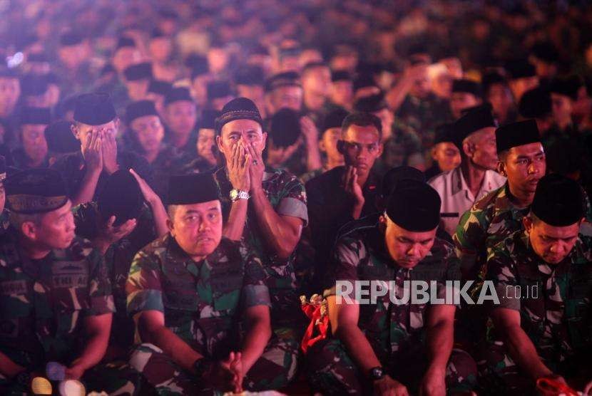 Personil TNI dan Polri melakukan doa bersama saat acara Tablig Akbar dan Doa Bersama di Mabes TNI, Cilangkap, Jakarta, Ahad (30/9).