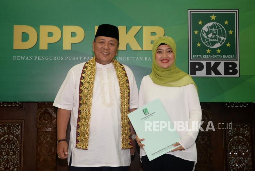Pasangan Bakal Calon Gubernur dan Wakil Gubernur Lampung Arinal Djunaidi dan Chusnunia Chalim meunjukan surat rekomendasi di Kantor DPP PKB, Jakarta, Rabu (20/12).