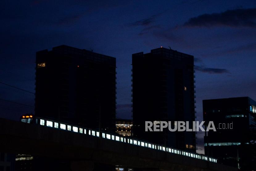 Rangkaian Kereta MRT koridor Lebak Bulus-Bundaran HI  melintas di kawasan Fatmawati, Jakarta (ilustrasi)