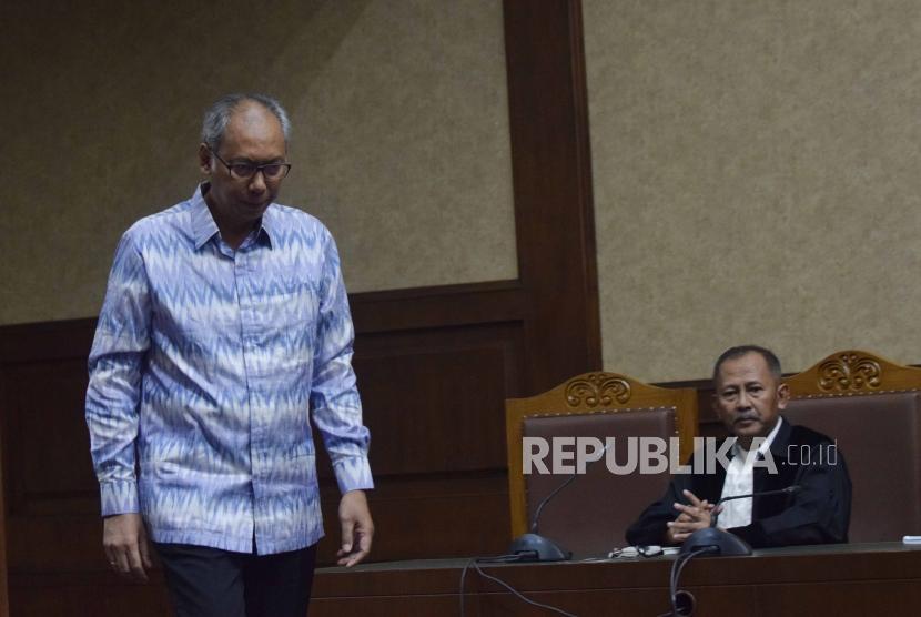 Terdakwa kasus dugaan perintangan penyidikan kasus KTP elektronik Bimanesh Sutarjo   menjalani sidang putusan di Pengadilan Tindak Pidana Korupsi, Jakarta, Senin (16/7).