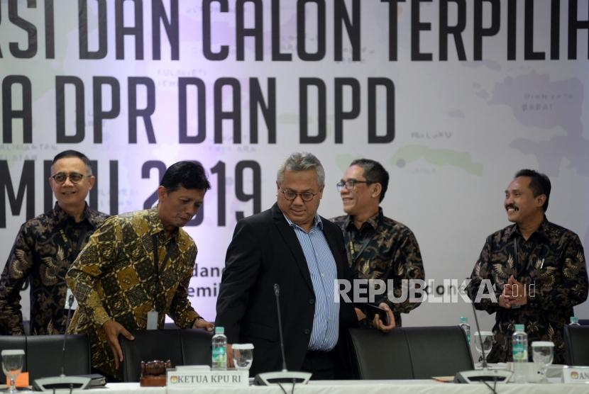 Ketua Komisi Pemilihan Umum (KPU) Arief Budiman bersiap mengikuti Rapat Pleno Terbuka Penetapan Kursi dan Calon Terpilih Anggota DPR dan DPD Pemilu 2019 di Jakarta, Sabtu (31/8).
