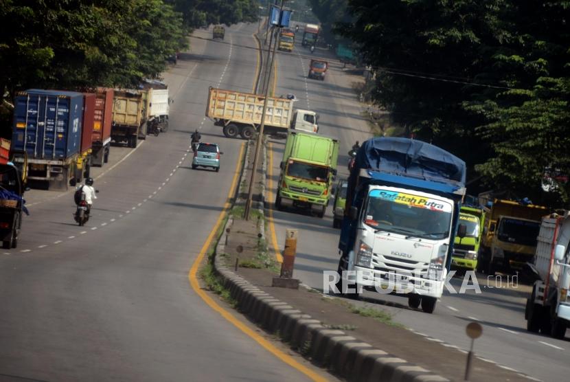 Truk melintasi Jalan Raya Pantura, di Provinsi Jawa Tengah, yang kerap menjadi sasaran pelaku pelemparan batu (ilustrasi).