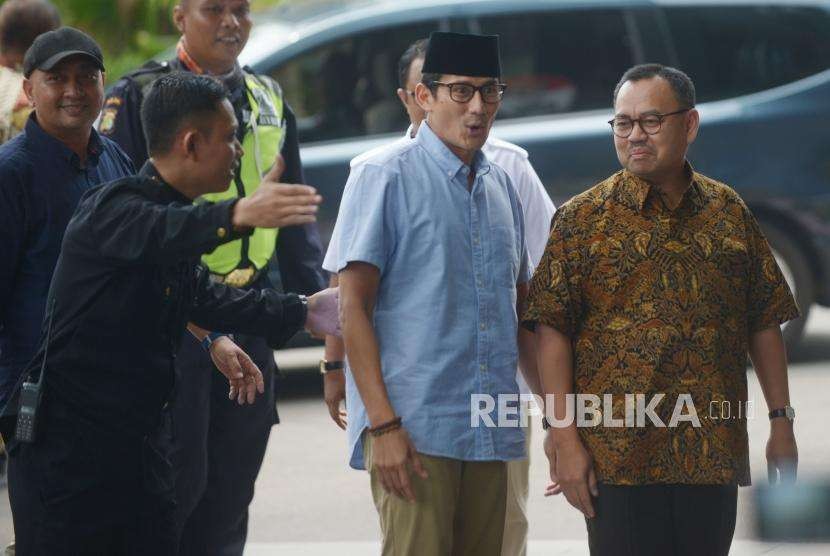 Bakal calon  wakil presiden Sandiaga Uno (tengah) bersama Sudirman Said (kanan) tiba di Komisi Pemberantasan Korupsi(KPK), Jakarta, Selasa (14/8).