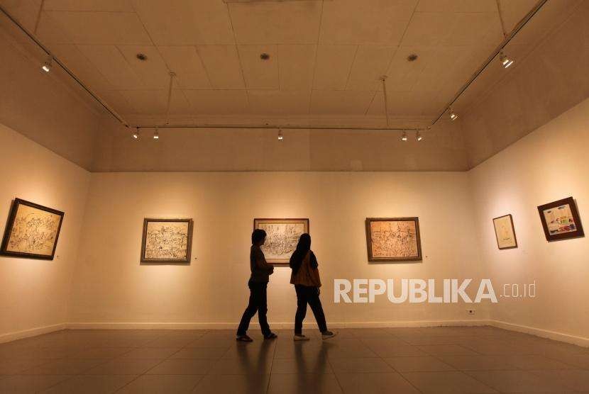 Kangen Lihat Pameran Seni? Galeri Nasional Buka Lagi. Pengunjung melihat-lihat sketsa dalam Pameran Sketsa dengan tajuk [Re]Kreasi Garis di Galeri Nasional, Jakarta.