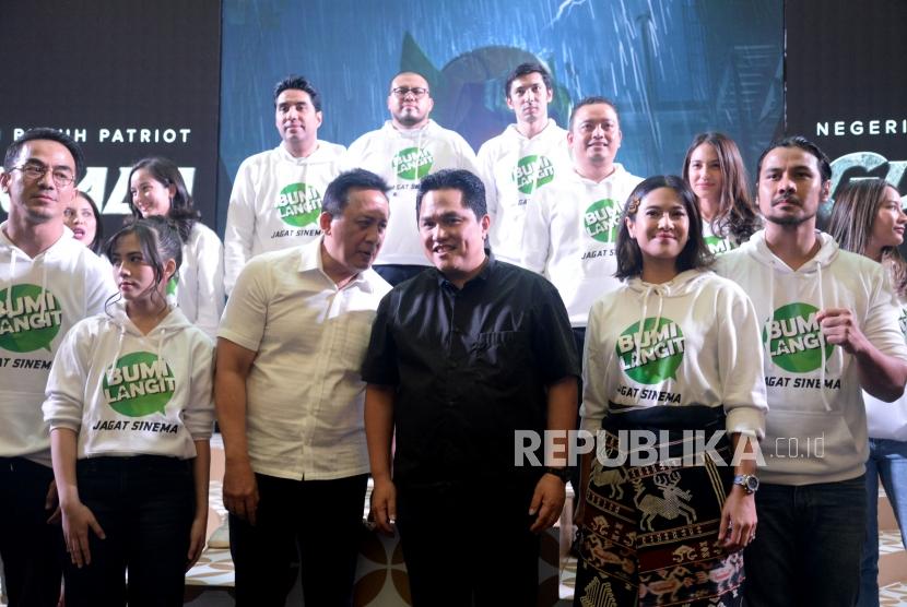 Executive Produser Bumilangit Entertainment Erick Thohir berbincng bersama Kepala Badan Ekonomi Kreatif (Bekraf) Triawan Munaf dan para artis berfoto dalam peluncuran jagat sinema Bumilangit Jilid 1 di Plaza Senayan, Jakarta, Ahad (18/8).