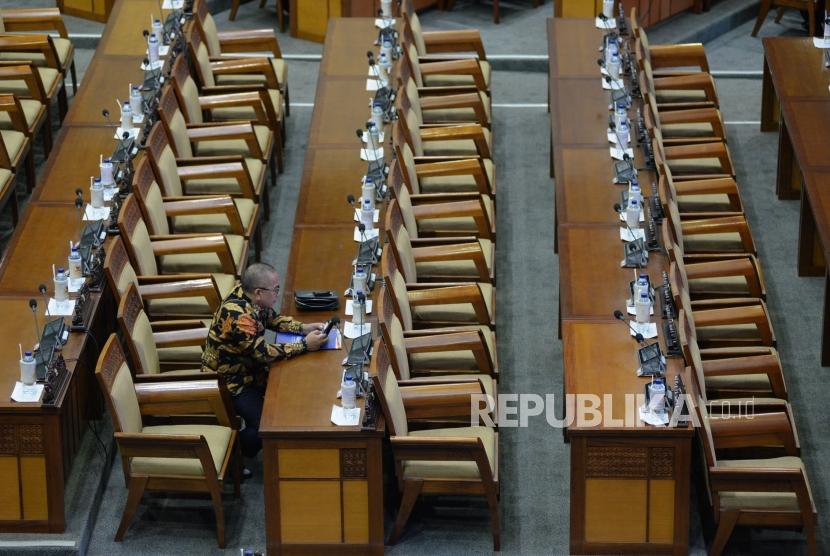 Sejumlah anggota DPR mengikuti sidang paripurna DPR RI di Kompleks Parlemen, Senayan, Jakarta, Selasa (3/9).