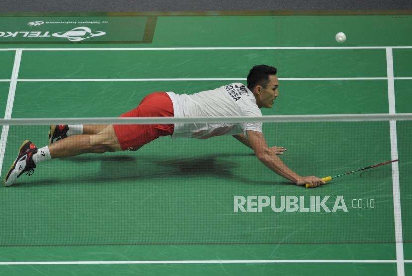 Pebulutangkis tunggal putra Indonesia Jonathan Christie mengembalikan kok kearah pemain Cina, (ilustrasi). Tim bulutangkis Indonesia bersiap mengikuti turnamen Malaysia Masters 2023 yang bakal berlangsung pada 23-28 Mei di Axiata Arena, Kuala Lumpur.