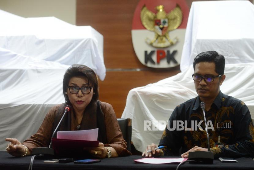 Wakil Ketua KPK Basaria Pandjaitan bersama Juru Bicara KPK Febri Diansyah memberikan keterangan saat konferensi pers di Gedung Merah Putih KPK, Jakarta, Kamis (28/3).