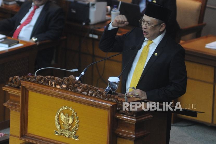 Pidato Ketua DPR RI. Ketua DPR RI baru Bambang Soesatyo memberikan sambutan usai pelantikan Ketua DPR RI baru  di Komplek DPR Ri, Jakarta, Senin (15/1).