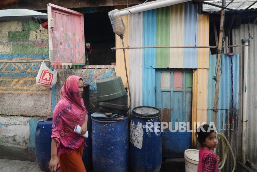 Kekurangan Air Bersih saat Musim kemarau. Warga mengecek drum penampungan air hujan di Kampung Kamal Muara, Jakarta Utara, Selasa (9/7).
