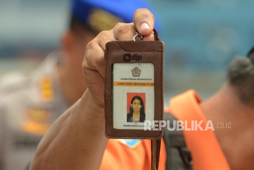 Sejumlah petugas Basarnas memperlihatkan kartu identitas yang diduga milik para korban jatuhnya pesawat Lion Air JT610 di Dermaga JICT 2 Pelabuhan Tanjung Priok, Jakarta, Selasa (30/10).