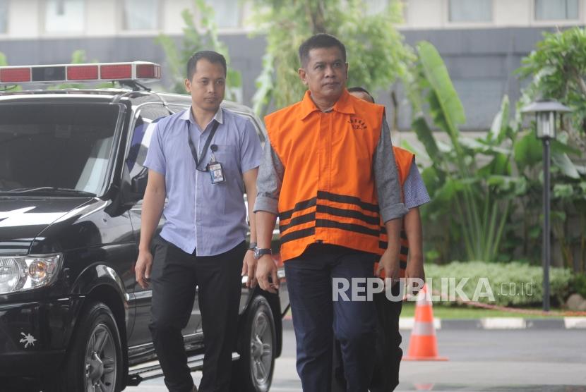 Bupati Nganjuk non aktif Taufiqurrahman bersiap menjalani pemeriksaan di gedung KPK, Jakarta, Selasa (19/12/2017).