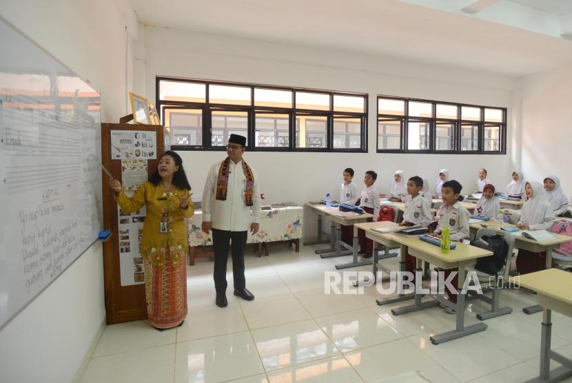 Gubernur DKI Jakarta Anies Baswedan meninjau siswa belajar saat peresmian gedung sekolah di SDN 01 Pondok Labu, Jakarta, Jumat (8/3).(Republika/Putra M. Akbar)