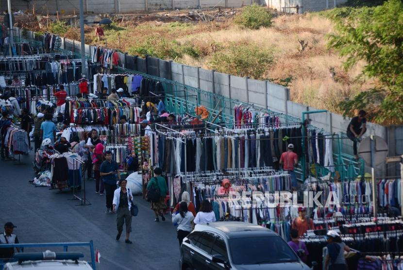 Pedagang Kaki Lima (PKL) berjualan ruas jalan di kawasan Pasar Senen, Jakarta.