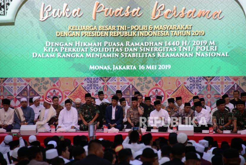 Presiden Joko Widodo bersama Panglima TNI Marsekal Hadi Tjahjanto dan Kapolri Jenderal Tito Karnavian saat menghadiri acara buka bersama TNI-Polri di Lapangan Monas, Jakarta, Kamis (16/5).