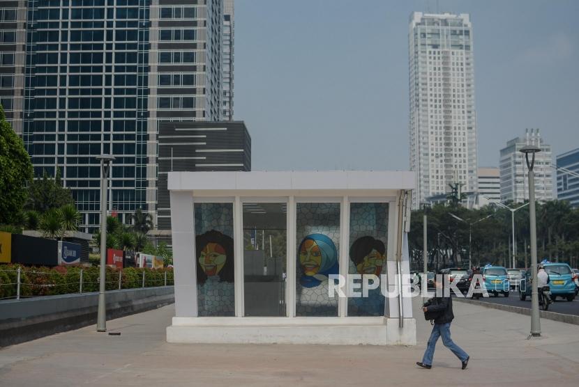 Sejumlah warga melintasi instalasi yang dipasang karya seni pada acara Jakarta Art Week 2019, di sepanjang Jalan Jendral Sudirman, dan Stasiun MRT Jakarta.