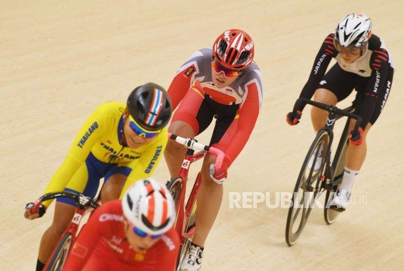 Atlet sepeda Indonesia Delia Ayustina Priatna (kedua kanan) memacu sepedanya saat bertanding di cabang sepeda track nomor Madison putri di Jakarta International Velodrome, Jumat (31/8).