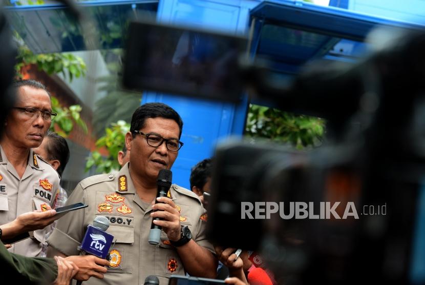 Kabid Humas Polda Metro Jaya Kombes Pol Argo Yuwono (kedua kiri) memberikan keterangan terkait kasus ledakan di Parkir Timur Senayan di Polda Metro Jaya, Jakarta, Senin (18/2).