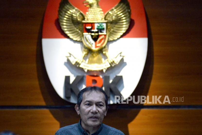 Wakil Ketua KPK Saut Situmorang usai menyampaikan keterangan pers penetapan tersangka baru di Gedung KPK, Jakarta, Selasa (13/8).