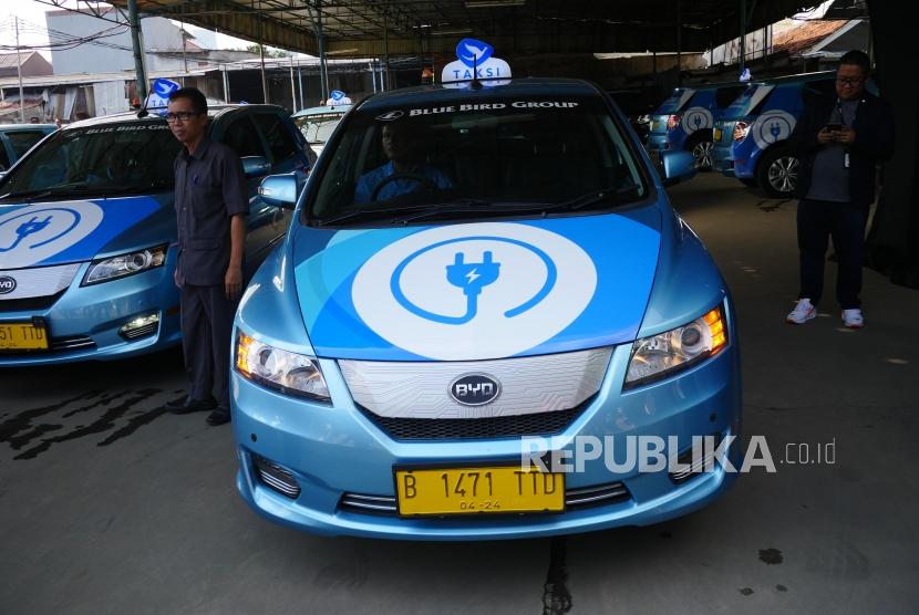 TAKSI LISTRIK. Awak armada e-Taxi Bluebird menggunakan mobil BYD e60 buatan Cina di Port Charging Bluebird di Jakarta, Senin (22/4).