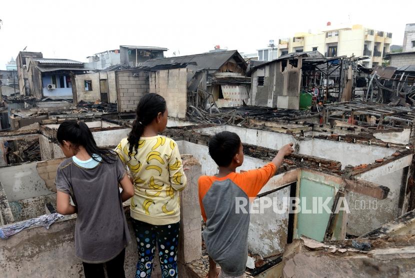 Kebakaran Permukiman Padat Penduduk. Warga mengais sisa barang pascakebakaran di permukiman padat Rawa Kepa, Tomang, Jakarta Barat, Senin (21/1/2019).