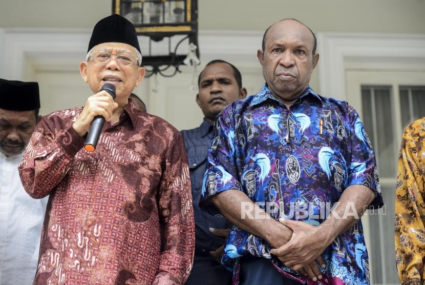Wakil Presiden terpilih Maruf Amin bersama Ketua Perwakilan Pendeta Papua Richard Tonjau memberikan keterangan kepada wartawan usai melakukan pertemuan di Jakarta, Kamis (5/9).