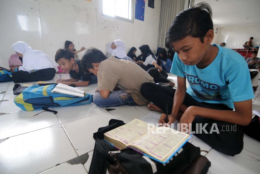 Sejumlah siswa saat belajar di Sekolah Masjid Terminal (Master), Jalan Margonda Raya, Depok, Jawa Barat, Kamis (11/1).