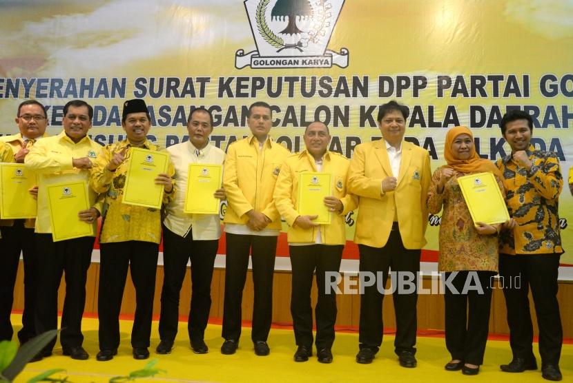 Bakal Calon Kepala Daerah Golkar. Ketua Umum Partai Golkar Airlangga Hartarto (ketiga kanan) berfoto dengan calon kepala daerah usai penyerahan SK bakal calon kepala daerah di DPP Partai Golkar, Jakarta, Jumat (5/1).