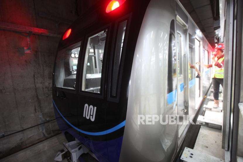 Petugas mengecek kereta MRT saat pengujian kesesuaian sistem (System Acceptance Test) dengan rangkaian kereta pertama MRT Jakarta di Stasiun MRT Bundaran HI, Jakarta, Kamis (23/8).