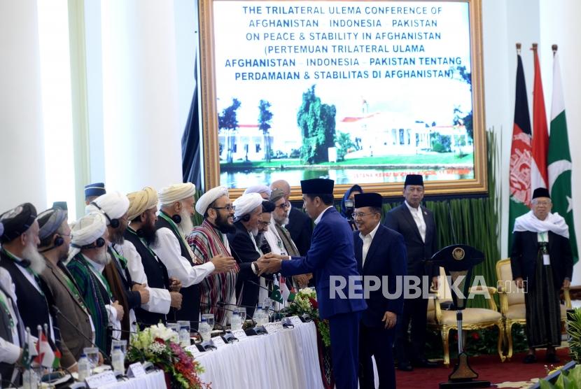 Pertemuan Ulama Trilateral. Presiden Joko Widodo bersama Wapres Jusuf Kalla menyalami peserta pembukaan Pertemuan Ulama Trilateral Afghanistan - Indonesia - Pakistan di Istana Kepresidenan Bogor, Jawa Barat, Jumat (11/5).