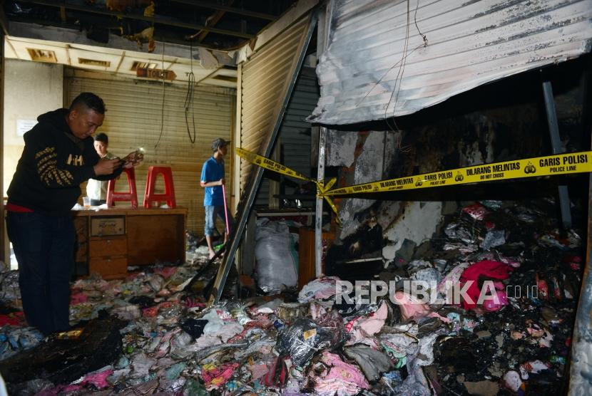 Pedagang melihat kios yang terdampak kebakaran di Pasar Tanah Abang Blok C, Jakarta, Senin (22/4).