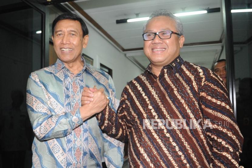 Menteri Koordinator Politik Hukum dan Keamanan Wiranto(kiri) bersama Ketua KPU Arief Budiman (Kanan)  melakukan salam komando usai  pertemuan di Gedung KPU, Jakarta, Rabu, (6/3).
