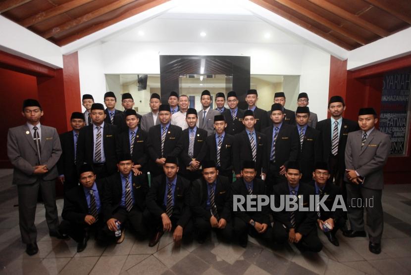 Mahasiswa Program Kaderisasi Ulama UNIDA Gontor bersama Redaksi Pelaksana Republika Subroto berfoto bersama seusai kunjungan di Kantor Harian Republika, Jalan Warung Buncit, Jakarta, Rabu (17/1).