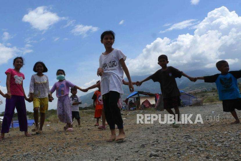 Sejumlah anak nampak bermain di sekitar tempat pengungsian Duyu, Palu Barat, kecamatan Tatanga, Selasa (9/10).