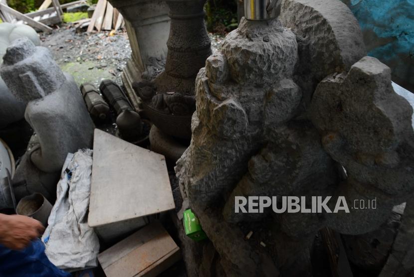 Patung Ganesha setengah dari di sentra kerajinan batu Linang Sayang Muntilan, Kabupaten Magelang, Jawa Tengah, Senin (19/3).