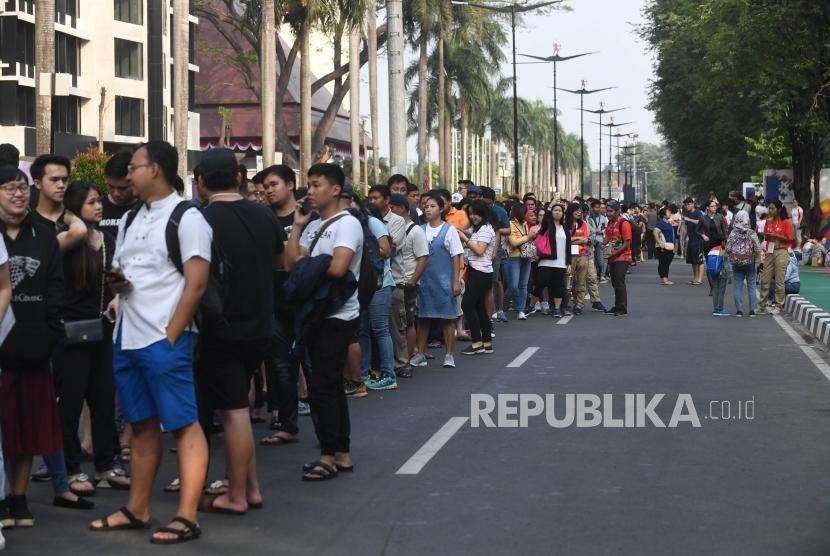  Suasana antrean  penonton di loket tiket Asian Games  di Kawasan Gelora Bung Karno, Jakarta, Rabu (22/8).