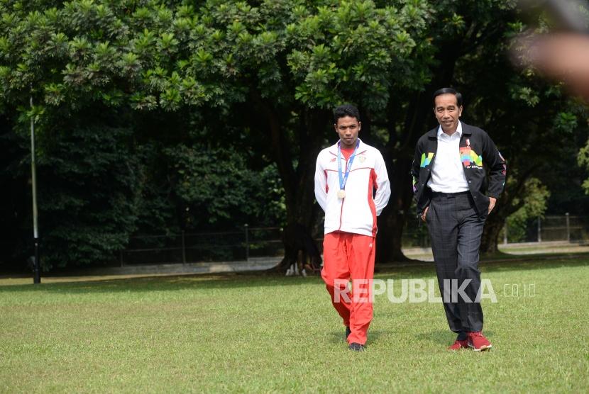 Presiden Terima  Lalu Muhammad Zohri. Presiden Joko Widodo (kanan) berjalan-jalan bersama Atlet lari  Lalu Muhammad Zohri di Istana Kepresidenan Bogor, Jawa Barat, Rabu (18/7).