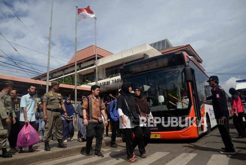 Warga menaiki bus transjakarta yang di gunakan sebagai Shuttle ketika dilakukanya penutupan Jalan Jatibaru di Kawasan Tanah Abang, Jakarta, Jumat (22/12).