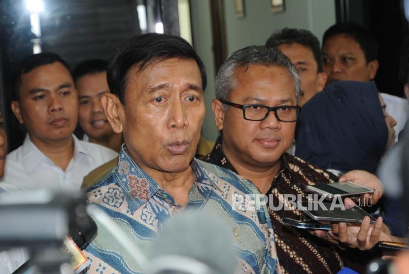 Menteri Koordinator Politik Hukum dan Keamanan Wiranto (kiri).