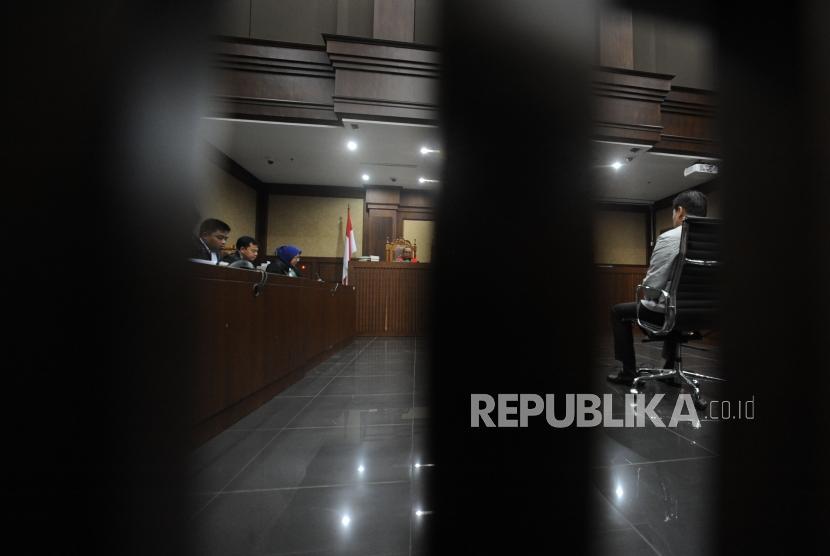 Terdakwa tindak pidana korupsi kasus KTP Elektronik Andi Agustinus alias Andi Narogong tertunduk saat sidang pembacaan tuntutan di Pengadilan Tipikor, Jakarta, Kamis (07/12).